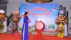Cô Đào Thị Mây - Bí thư Chi bộ - Hiệu trưởng nhà trường đánh trống khai trường