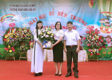 Các bác các cô tặng quà cho nhà trường