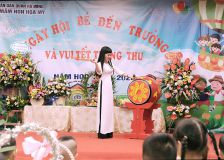 Cô Hiệu trưởng đánh trống khai trường