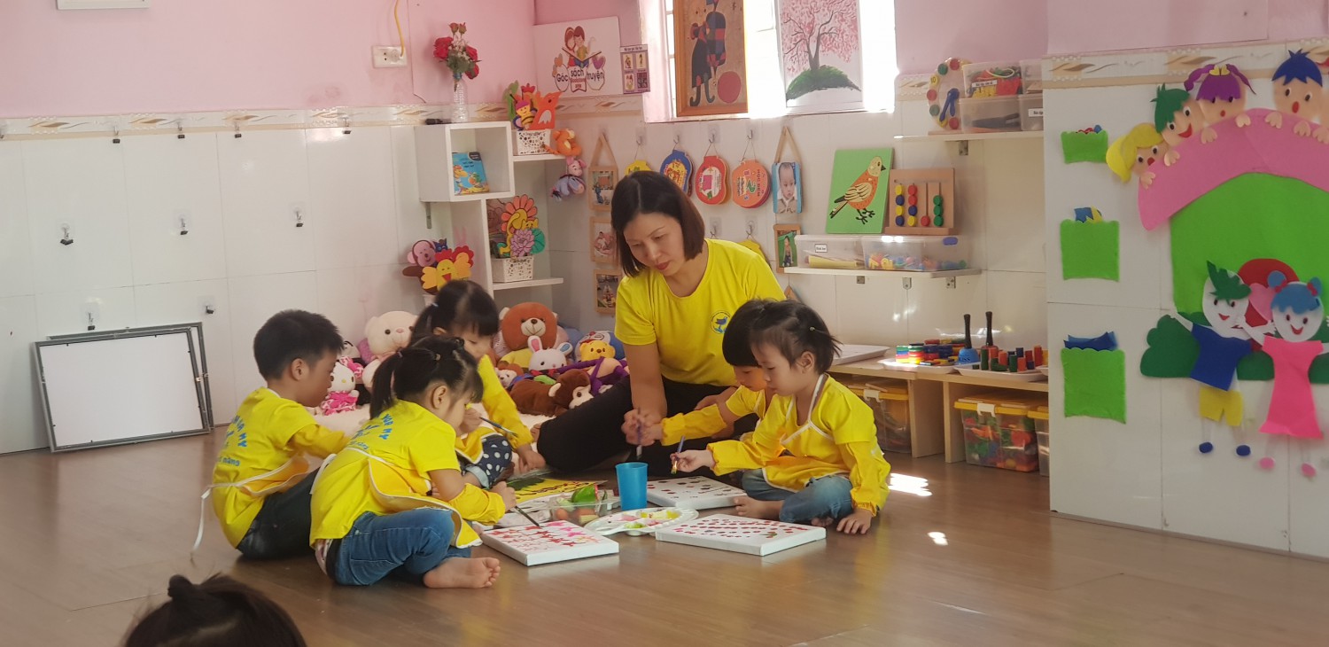 Tiếng cười ngay cửa lớp
