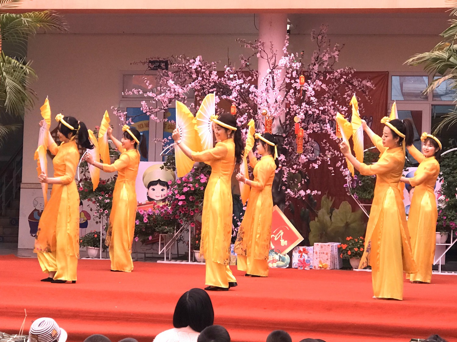 Múa hát mừng xuân