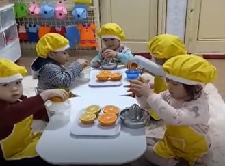 Hoạt động trải nghiệm "Vắt nước cam" của các bé lớp C2