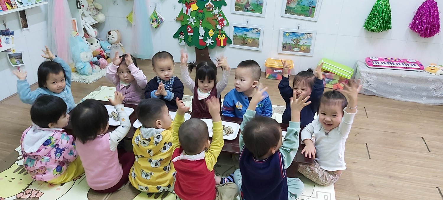 Trải nghiệm hoạt động "Bóc trứng" lớp D2