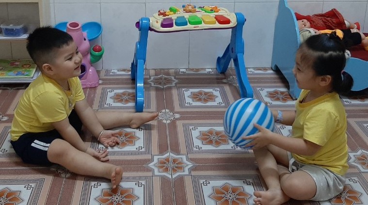Lăn bóng cùng cô