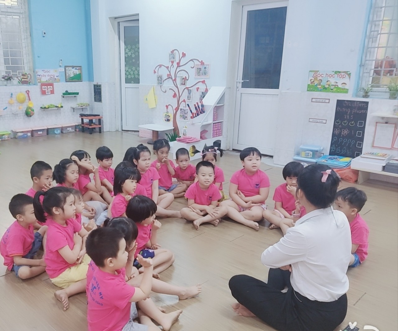 Cô trò lớp B2 trường mầm non Họa My trò chuyện về sự nguy hiểm khi gặp hoả hoạn và nhắc trẻ cần bình tĩnh.