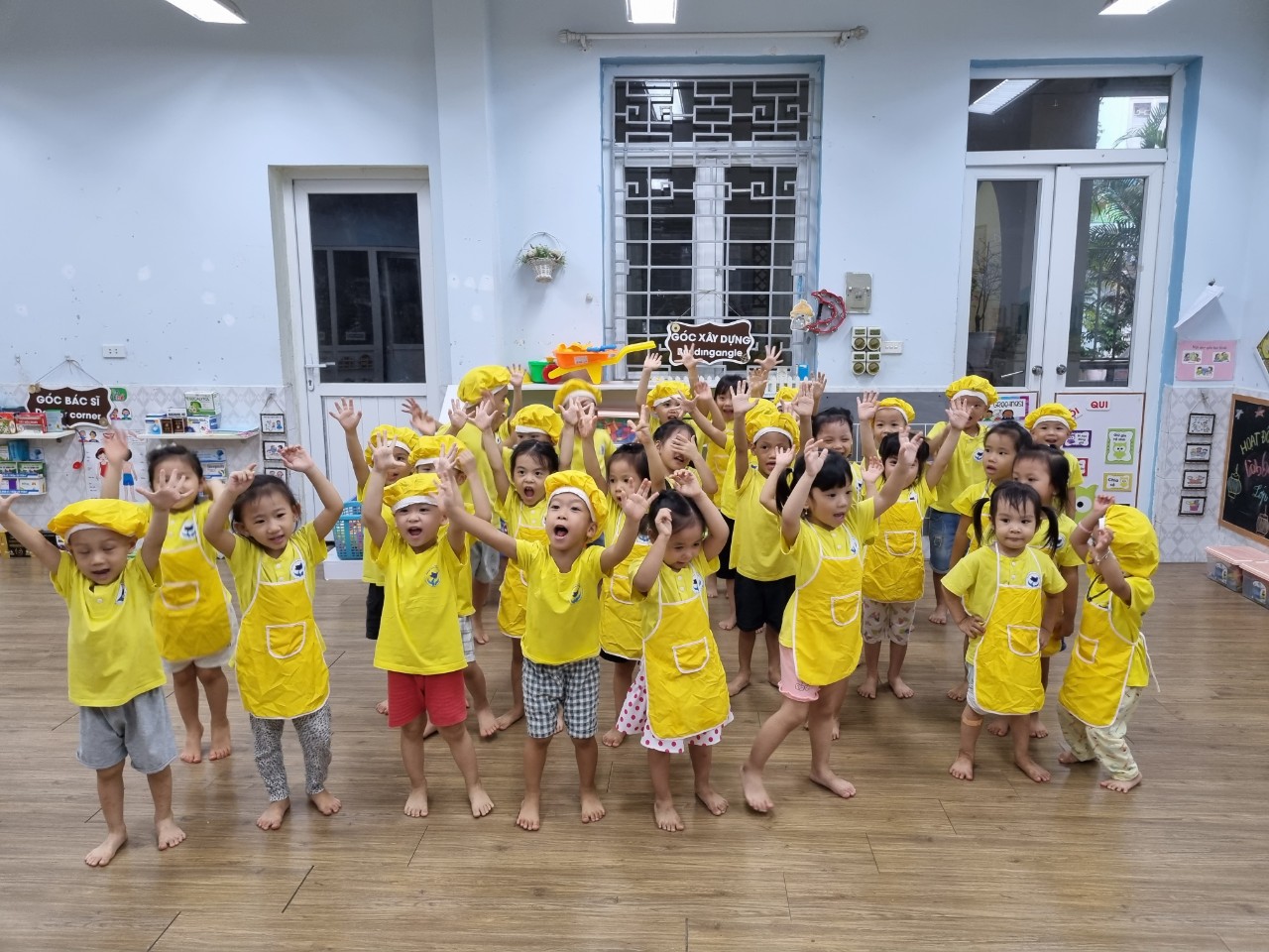 Bé tự làm bánh trung thu