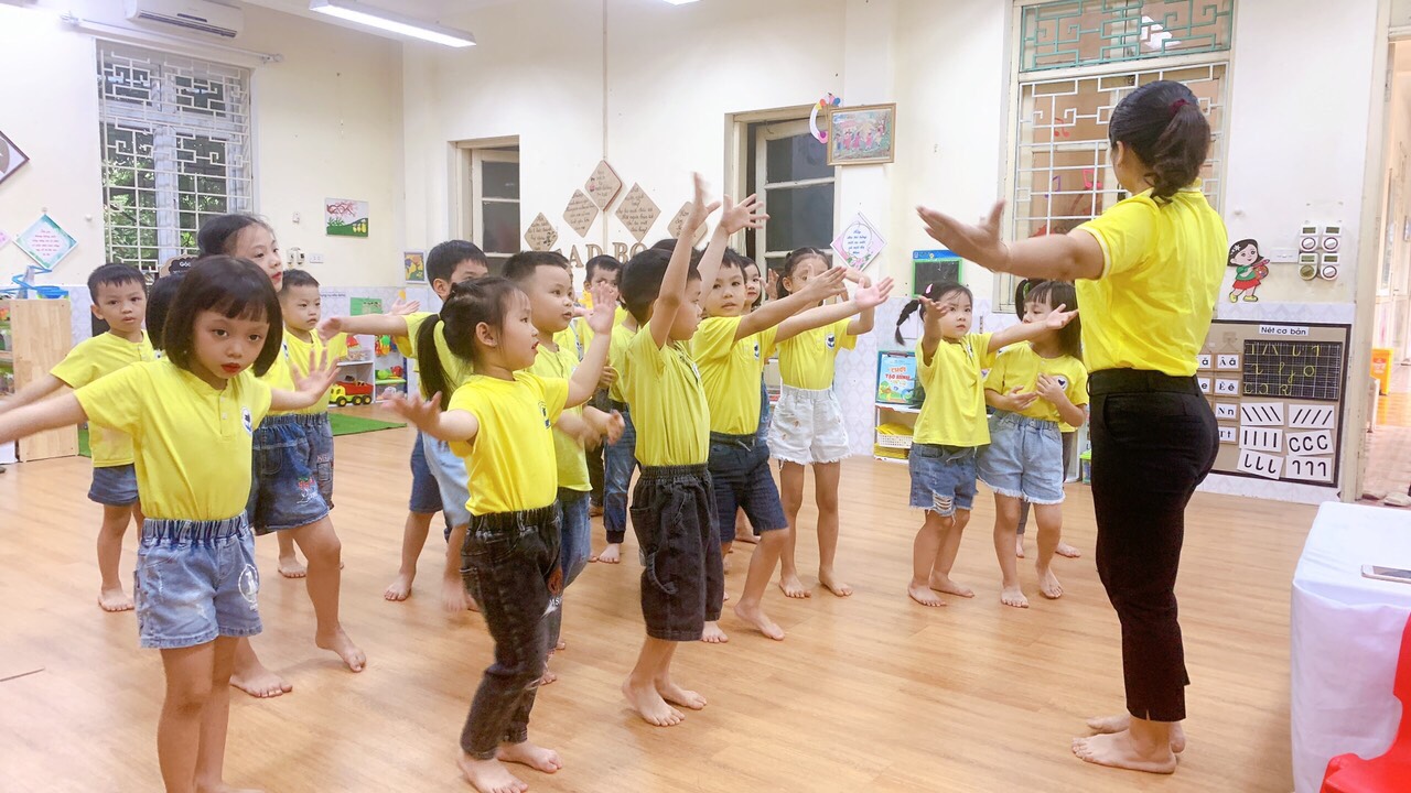 BÉ VỚI CHỮ CÁI