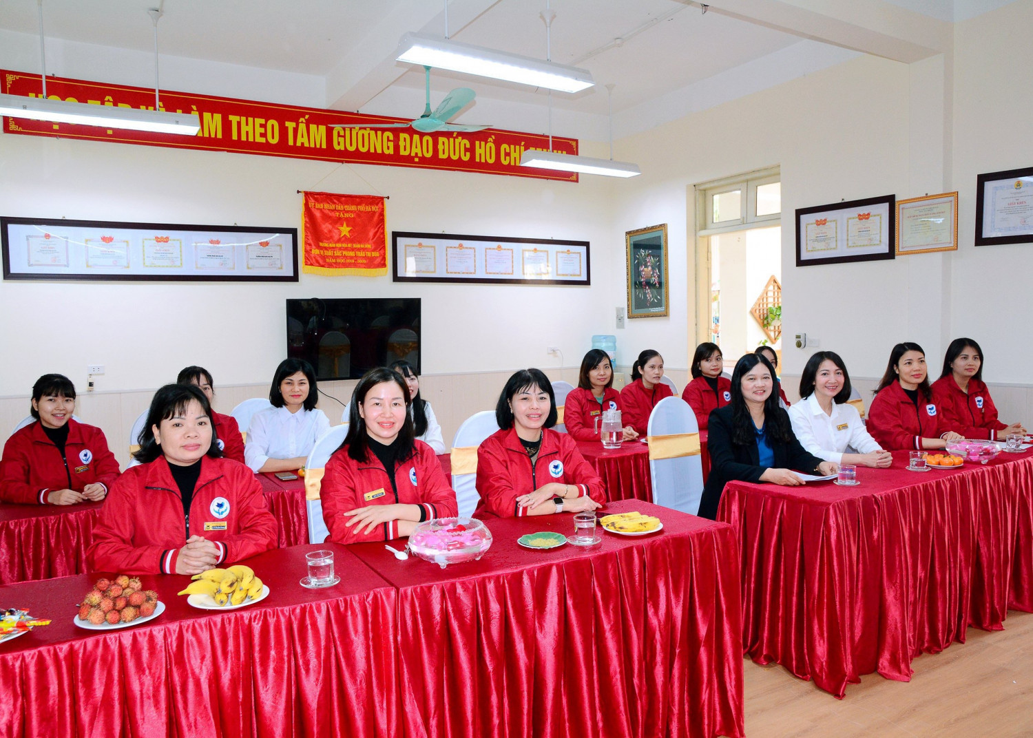 CHI BỘ TRƯỜNG MẦM NON HỌA MY TỔ CHỨC LỄ KẾT NẠP ĐẢNG VIÊN MỚI